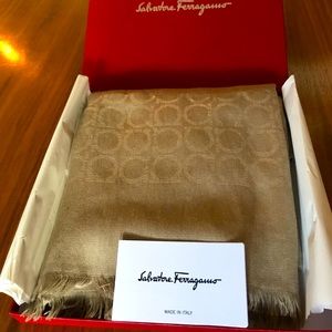Salvatore Ferragamo Gancini stole